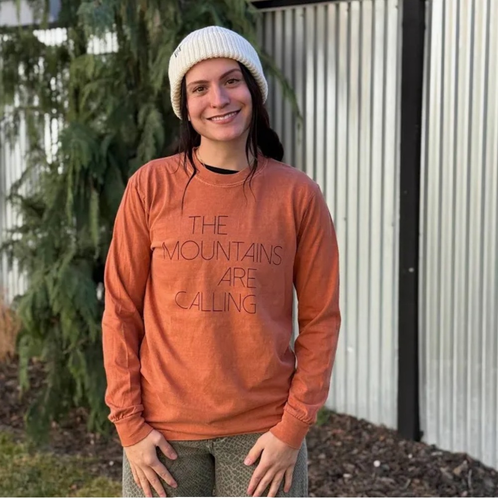 Mountains Are Calling graphic tee T-Shirt rust color Sz S NWT